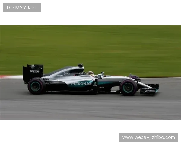 汉密尔顿在赛季末段连续超越，为梅赛德斯争取积分