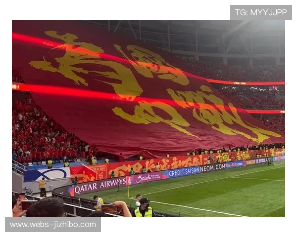 特写：南特球迷展示巨幅TIFO，纪念俱乐部成立80周年